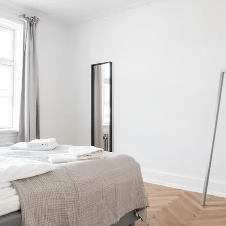Beautiful 2-bed With Large Balcony شقة *