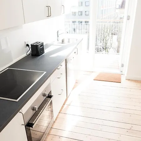 Beautiful 2-bed With Large Balcony *