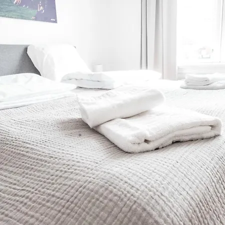 Beautiful 2-bed With Large Balcony شقة *